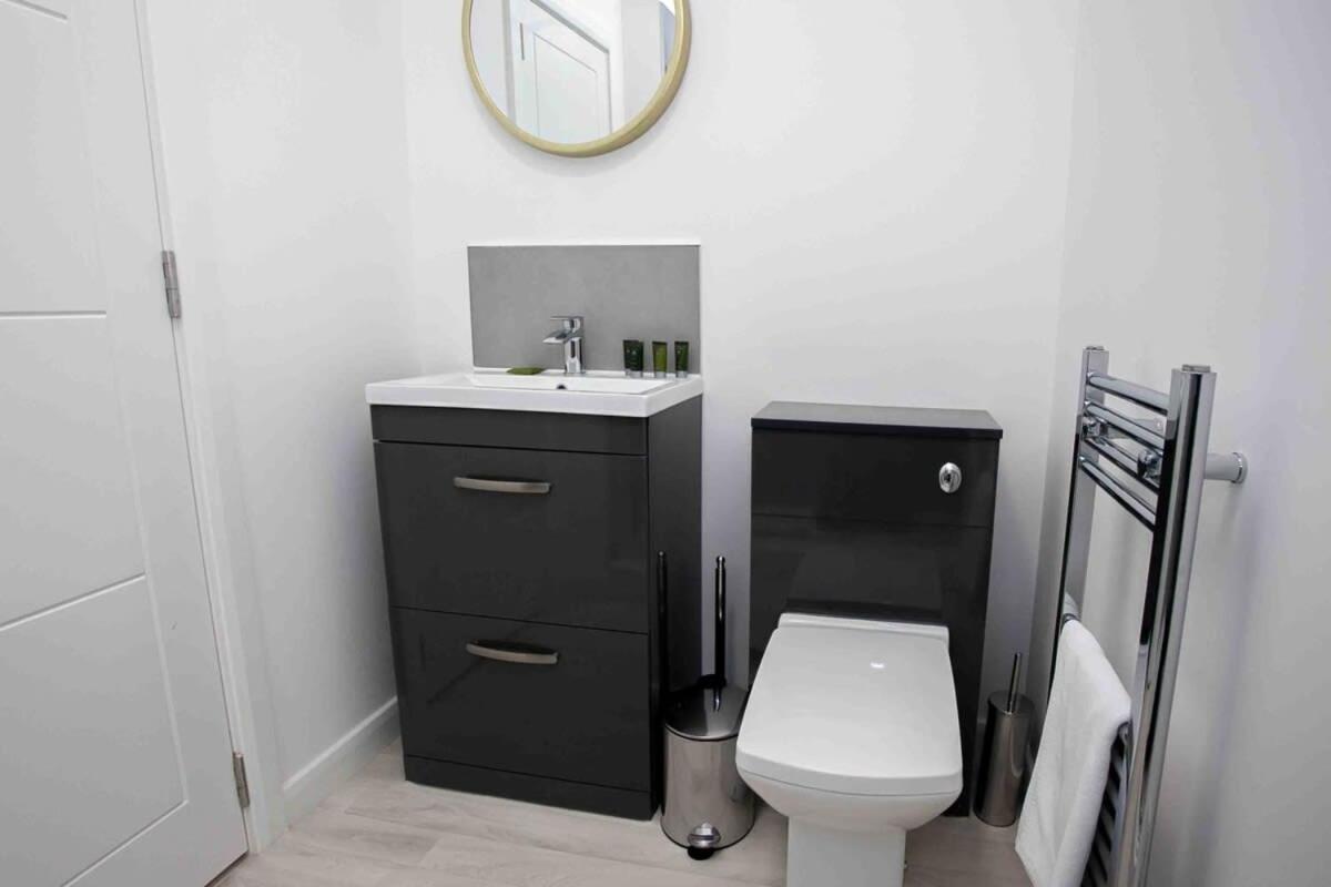 Modern & Stylish 1 Bedroom Apartment In Bolton Zewnętrze zdjęcie