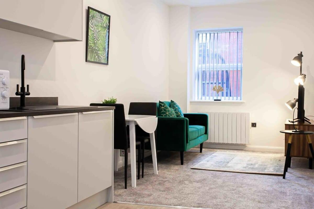 Modern & Stylish 1 Bedroom Apartment In Bolton Zewnętrze zdjęcie
