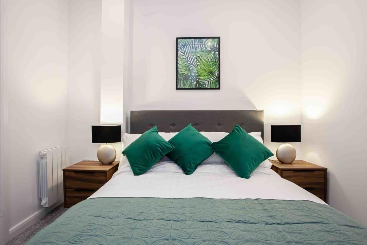 Modern & Stylish 1 Bedroom Apartment In Bolton Zewnętrze zdjęcie