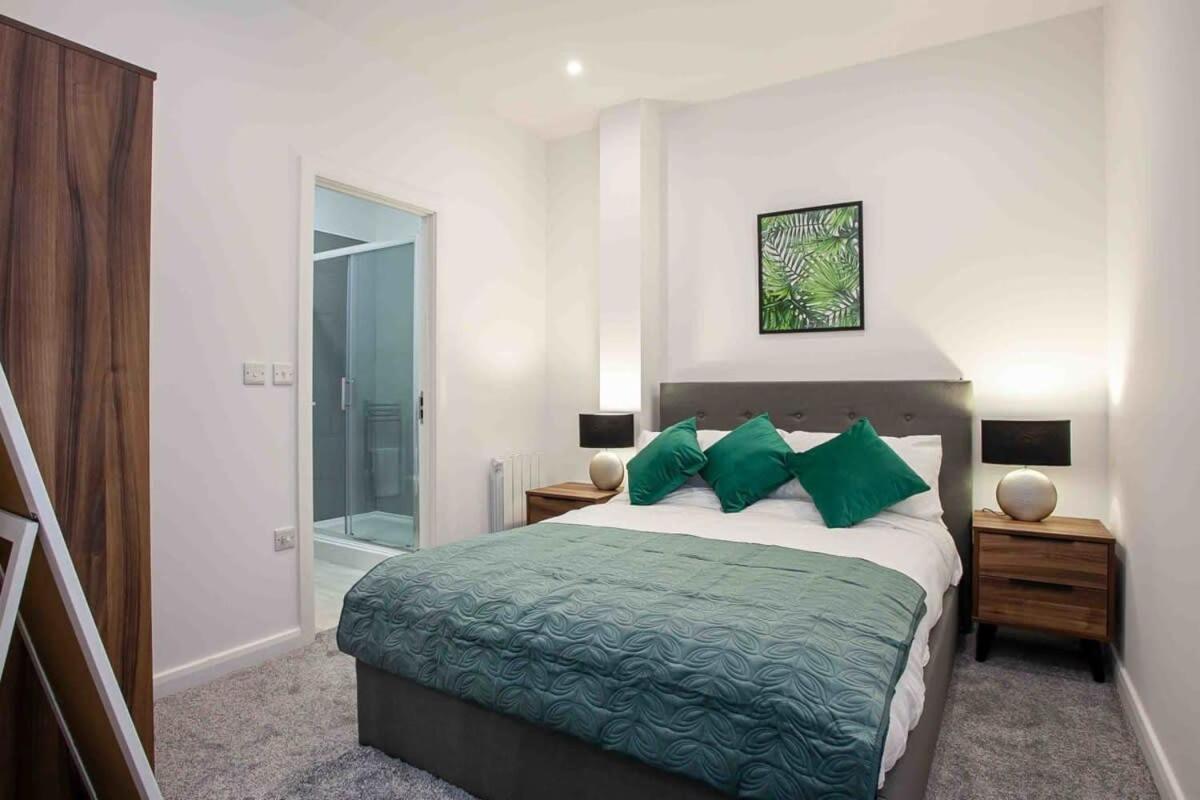 Modern & Stylish 1 Bedroom Apartment In Bolton Zewnętrze zdjęcie