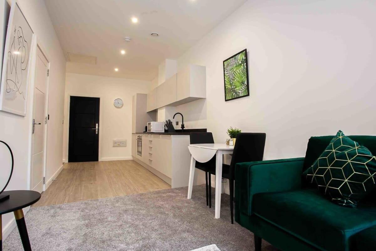 Modern & Stylish 1 Bedroom Apartment In Bolton Zewnętrze zdjęcie