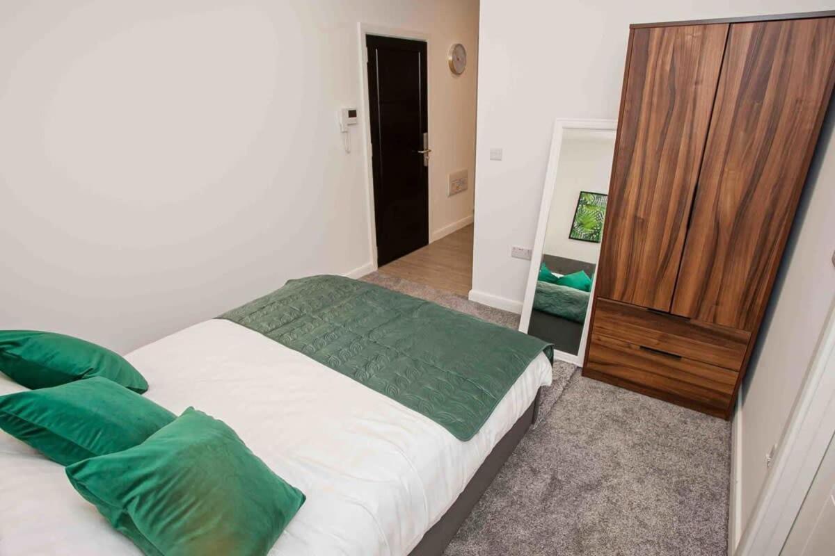Modern & Stylish 1 Bedroom Apartment In Bolton Zewnętrze zdjęcie