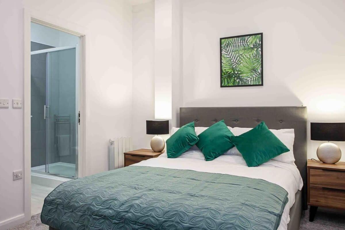 Modern & Stylish 1 Bedroom Apartment In Bolton Zewnętrze zdjęcie